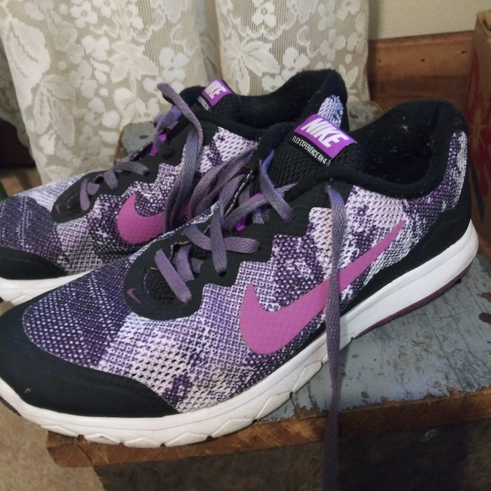 Nike tennis shoes